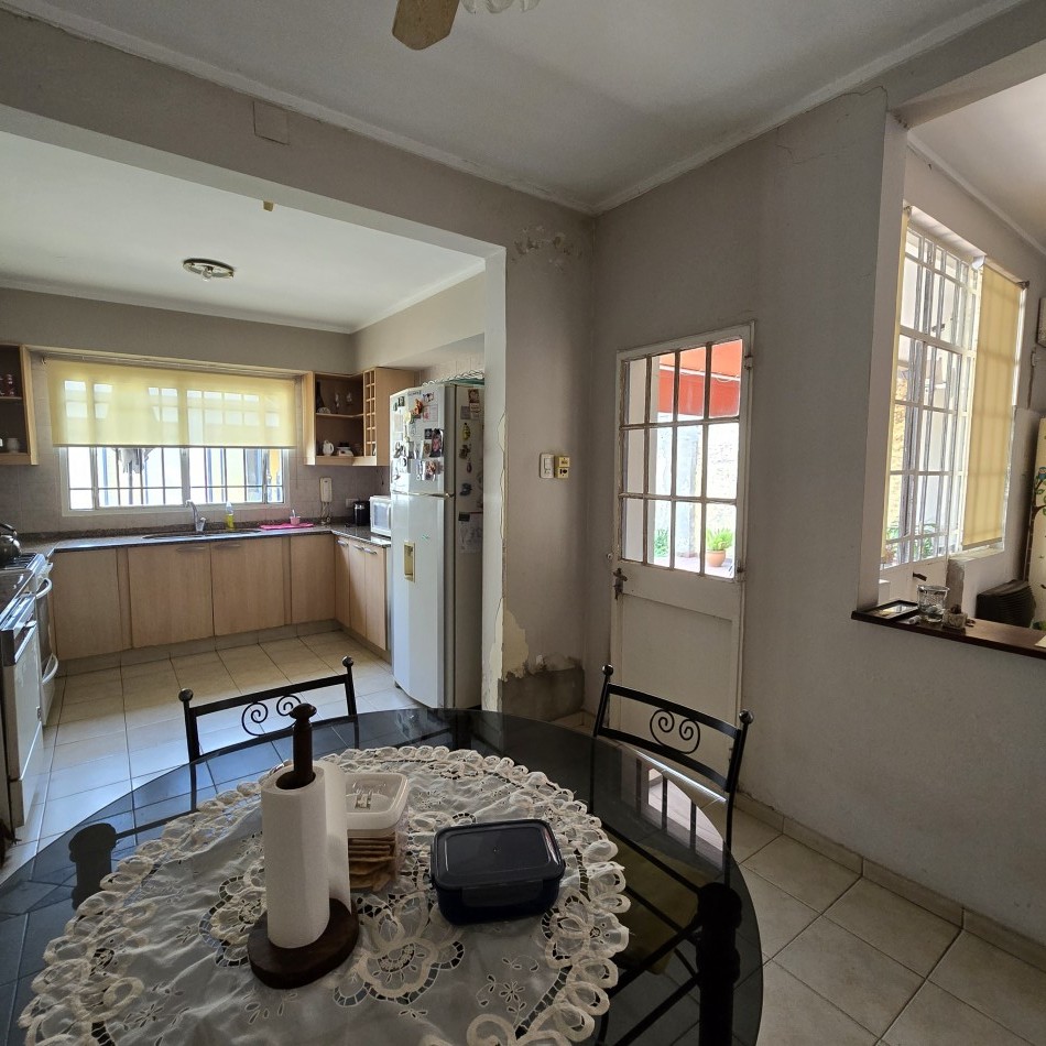 Casa con gran terreno en Alvear 3800