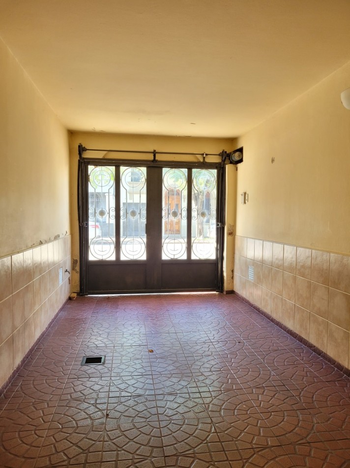 Casa con gran terreno en Alvear 3800