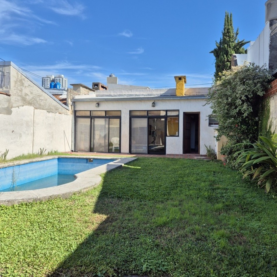 Casa con gran terreno en Alvear 3800