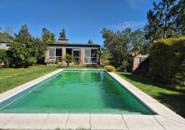 Casa quinta con pileta y gran parque forestado.