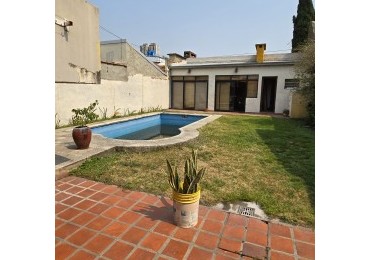 Casa con gran terreno en Alvear 3800